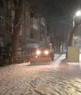 Несмотря на поздний час, чистка тротуаров по городу продолжается