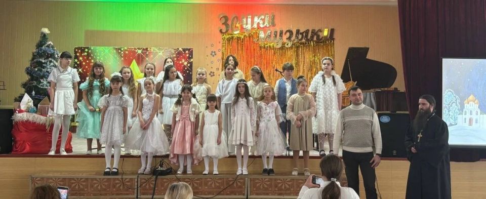 15 января в большом зале Краснолучской детской музыкальной школы прошёл праздничный концерт «Свет Рождественской звезды», посвящённый Рождеству Христову