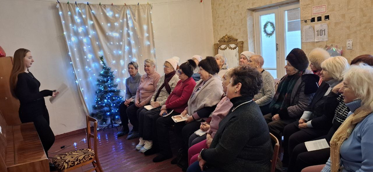 15 января в Краснолучском дворце творчества детей и юношества на факультете «Музыкальное творчество» преподаватель Алиса Солодкова провела для слушателей Университета третьего возраста мастер-класс по вокалу «Голос — это...