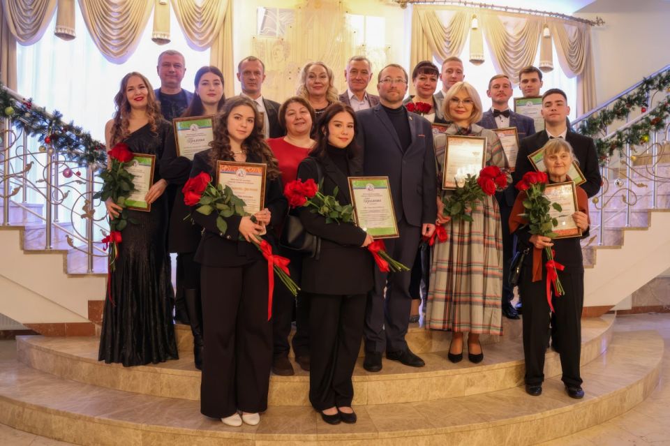 В преддверии замечательного праздника — Дня артиста, который мы отметим уже в эти выходные, в стенах Луганской академической филармонии царила особая, торжественная атмосфера