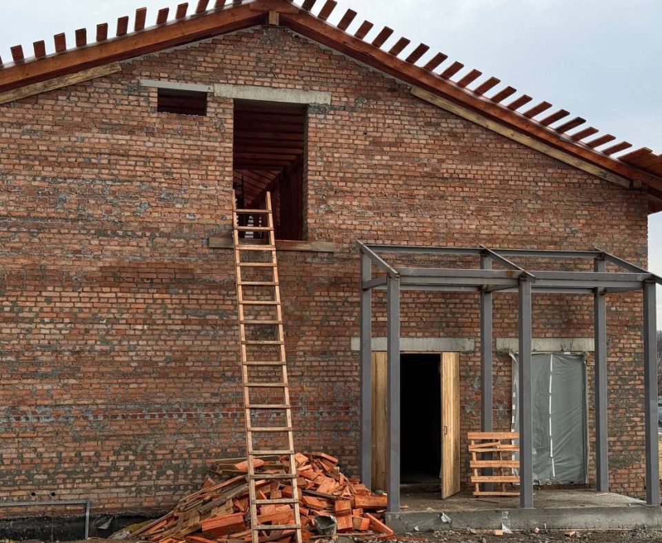 На территории Краснодонской центральной городской многопрофильной больницы специалисты строительной компании «СТИЛЛ» продолжают активное возведение патологоанатомического отделения