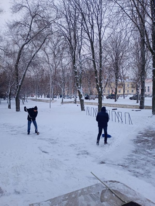 Работники учреждений физической культуры и спорта Стаханова проводят уборку снега