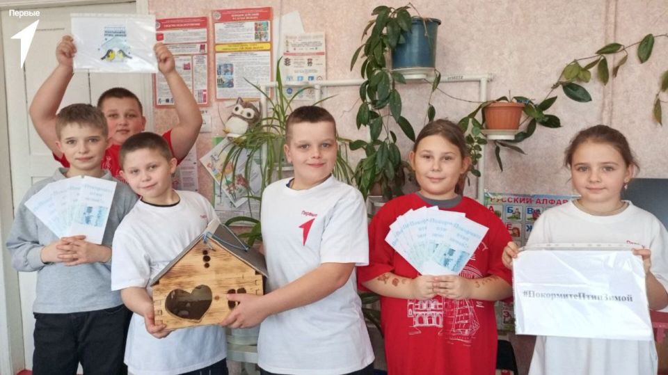 Активисты Движения Первых совместно с Орлятами, организовали акцию «Покормите птиц зимой!»