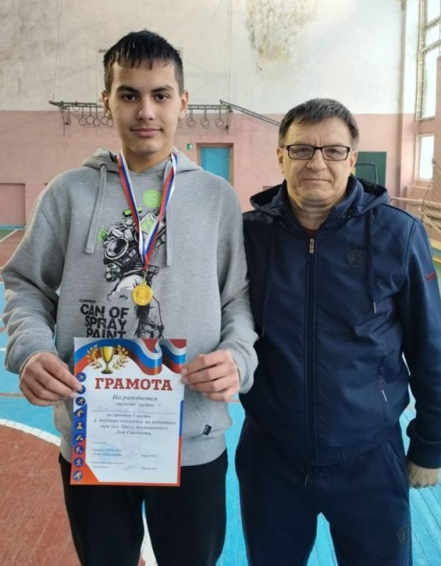 В Лутугинском колледже состоялся турнир по гиревому спорту ко Дню студента