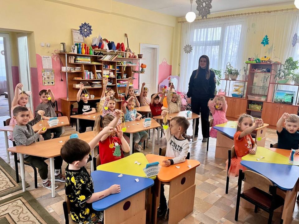 Сотрудники Центра ДиТН, ПБДД ГИБДД МВД по ЛНР провели мастер-класс по изготовлению световозвращающих элементов для дошкольников детского сада № 53 «Мечта»