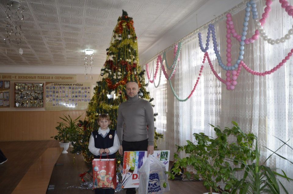 «Ёлка желаний»: волшебство для детей Лутугинского округа