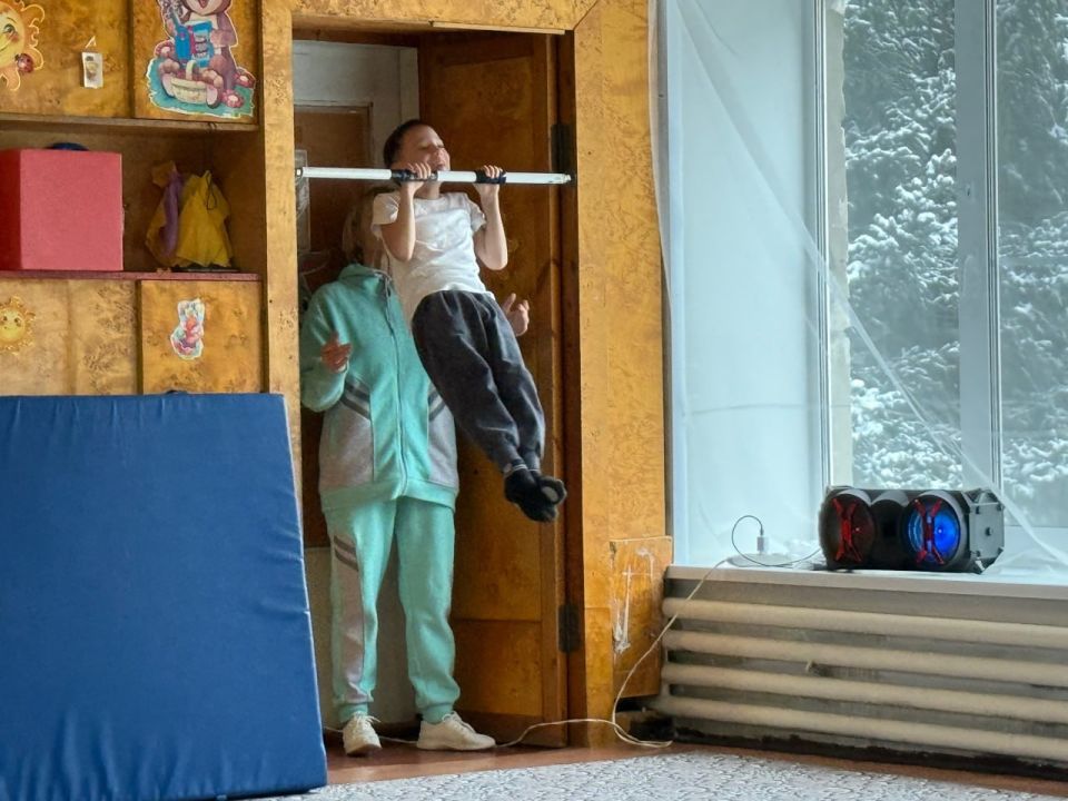 В дошкольном учреждении "Изумляндия" состоялась спартакиада здоровья на приз Деда Мороза и Снегурочки в форме сдачи спортивных нормативов воспитанниками старших групп