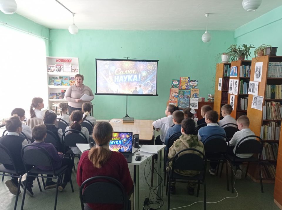 В Кировской детской библиотеке состоялся Час экспериментов «Салют, наука!»