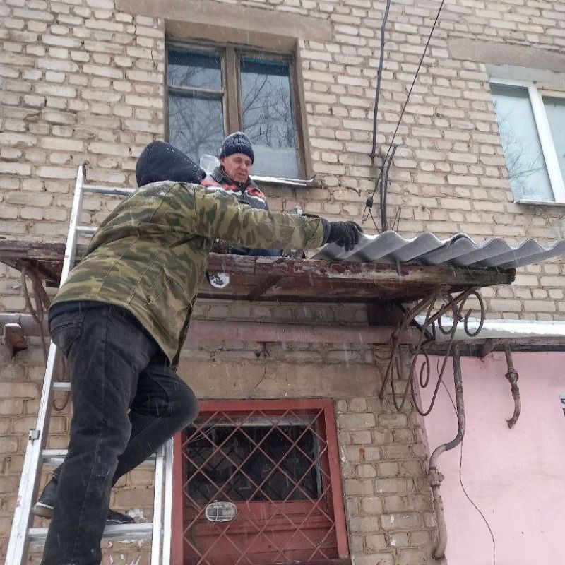 Сотрудники Краснодонского филиала Единой управляющей компании (ЕУК) продолжают работу по улучшению состояния жилого фонда на территории своего обслуживания