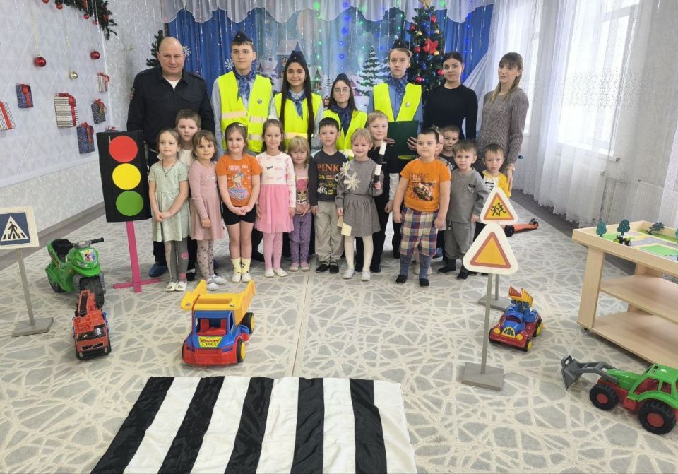 «Путешествие в страну Светофорию»: ЮИДовцы Брянки научили малышей правилам дорожной безопасности