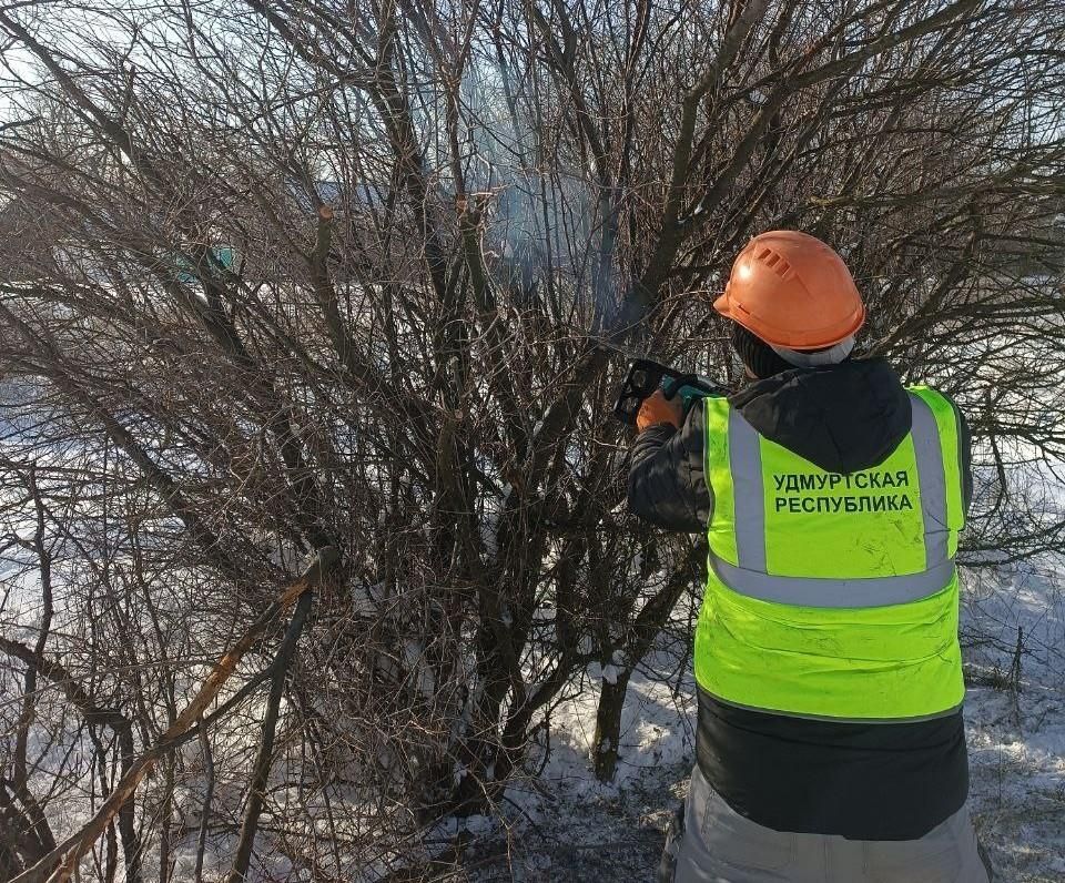 Рабочие из Удмуртии готовят территорию около ДК в Македоновке к укладке трубопровода