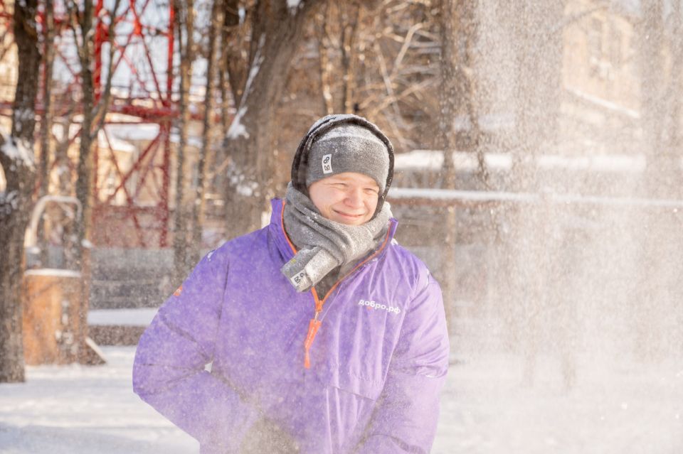 Михаил Голубович: Быть добру. Волонтеры, добровольцы, представители молодёжных организаций и молодёжь Луганска в сквере Молодой гвардии на утренней уборке снега