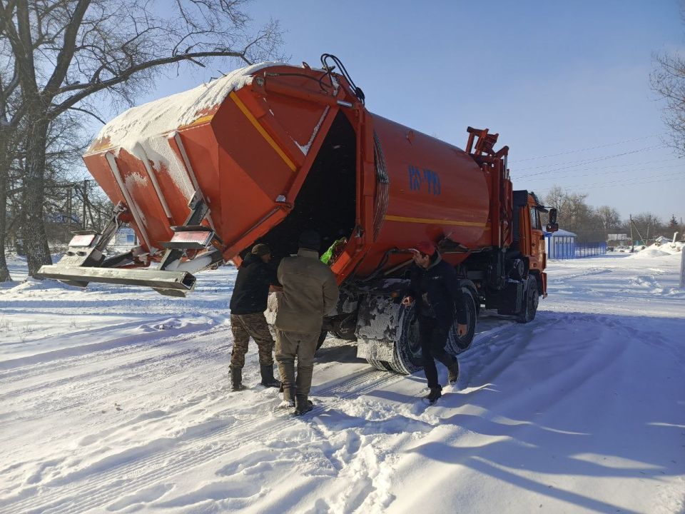 Сотрудники отдела жизнеобеспечения пгт Новодарьевка, совместно с работниками МУП «ЖЭК» г. Ровеньки, выполнили работы по наведению чистоты и порядка в самых оживленных уголках поселка