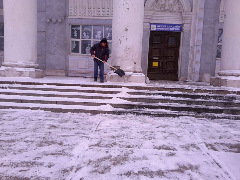 Красота и безопасность - благодаря труду работников Алчевского центра детского и юношеского творчества