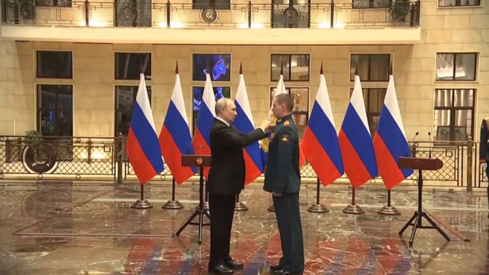 Президент Владимир Путин наградил медалями "Золотая Звезда" Героев России, участвовавших в операции по освобождению Северска