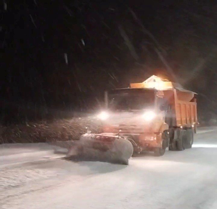 В ночное время дорожные службы вышли на улицы города