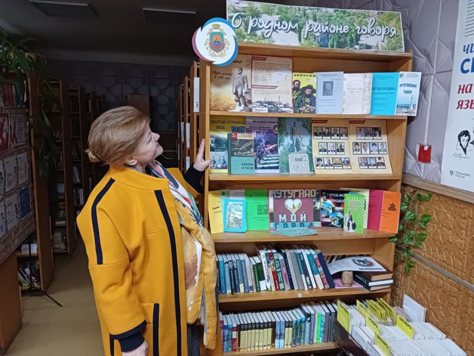 В Лутугинской центральной районной библиотеке состоялась беседа у книжной выставки