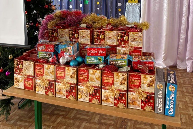 Вручение подарков детям продолжается