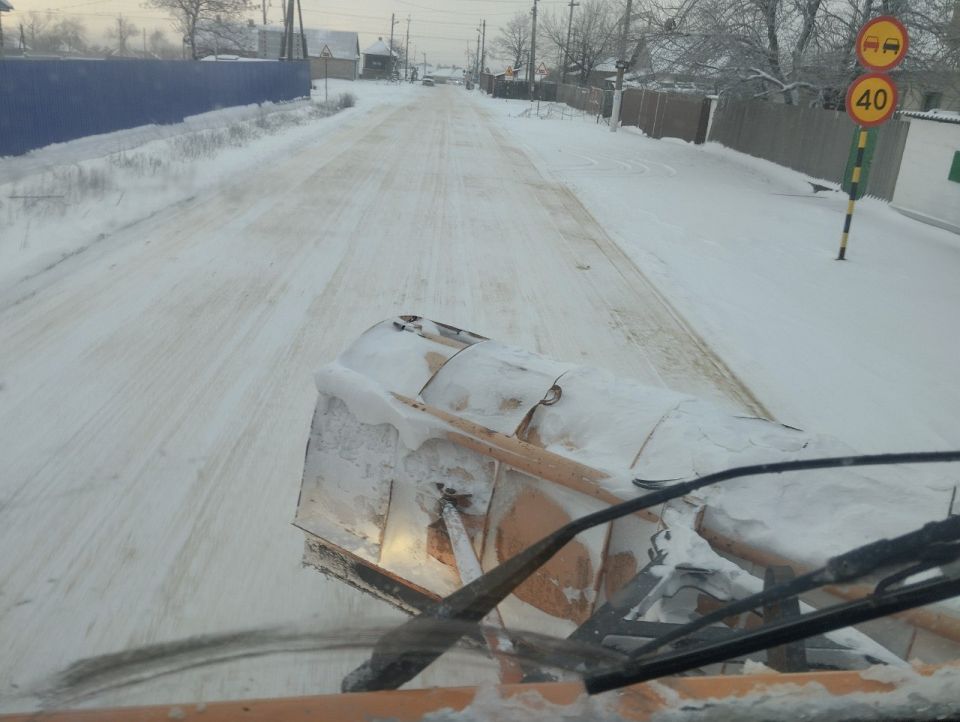 Коммунальные службы продолжают расчистку и обработку автомобильных дорог