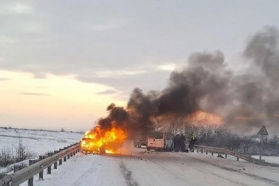 Легковое авто полностью сгорело: Два человека попали в реанимацию и один в больницу после ДТП на трассе в ЛНР