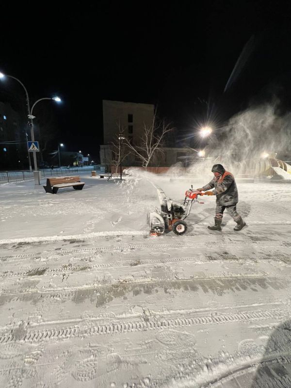 «А снег кружил и падал...» — строки из известной песни вчера словно ожили на Краснодонщине