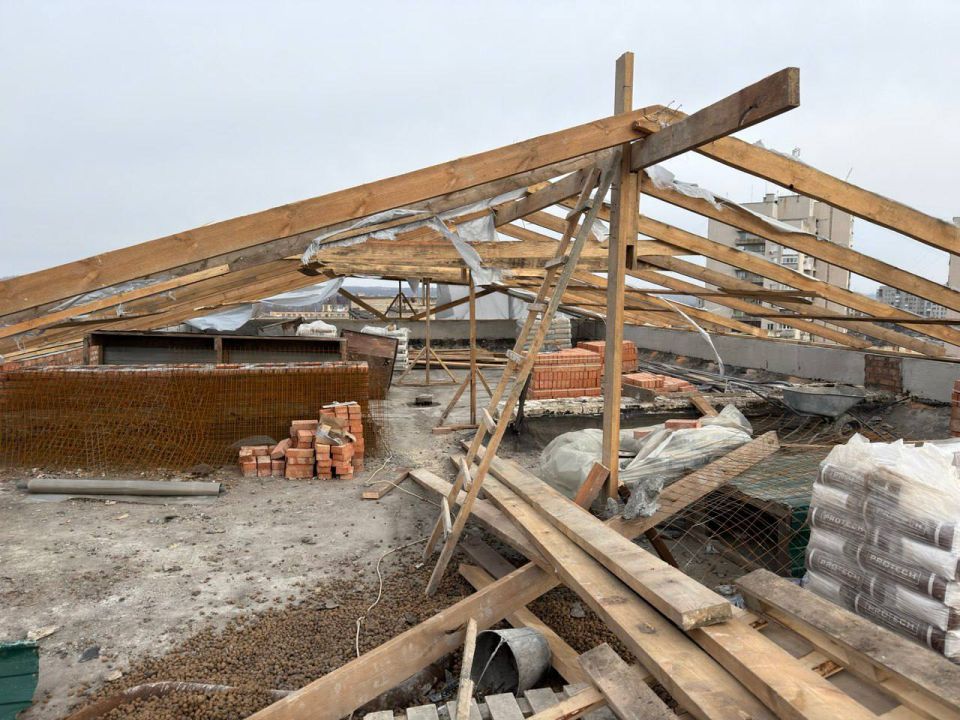 Восстановительные работы на объекте по адресу улица Петра Котова, 9, перешли в активную фазу устройства кровельного покрытия