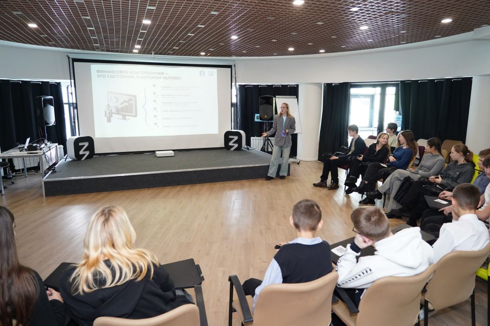 Копить нужно уметь. На базе Дома знаний состоялась увлекательная лекция от Дома молодежи, совместно с Российским обществом «Знание», для учеников ГБОУ ЛНР «ЛСШ №2», прошедшая в рамках эстафеты «Мои финансы»