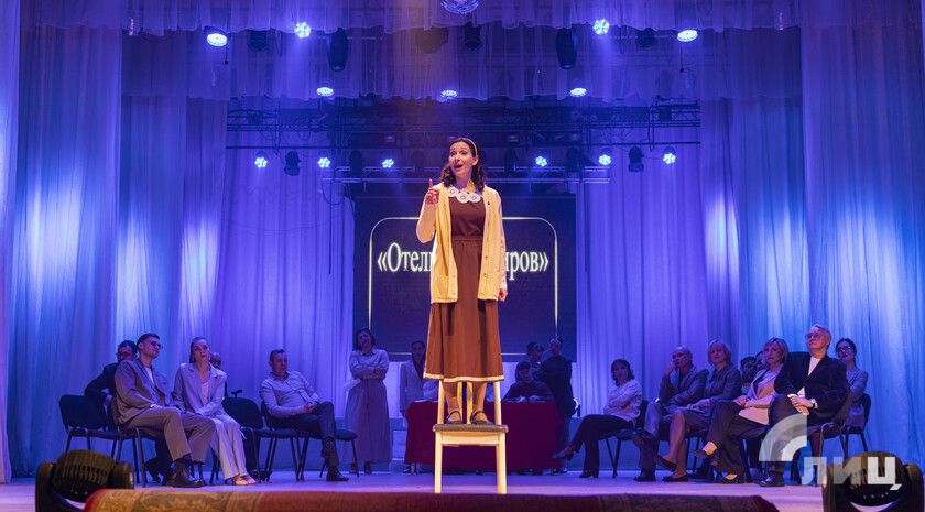 Луганский театр имени Голубовича отметил День артиста капустником и награждением актеров