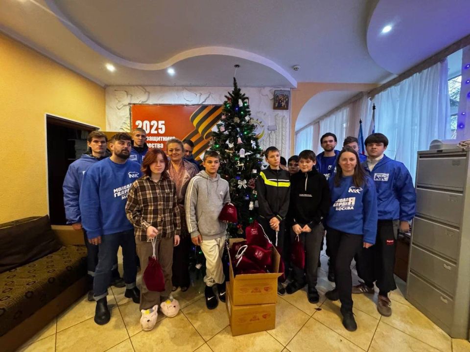 Новогодний от МГЕР. Давайте вместе посмотрим как активно мы провели предновогоднее праздники Совместно с Московским отделением МГЕР в преддверие Нового года передали подарки воспитанникам Луганского детского дома №1. Также...