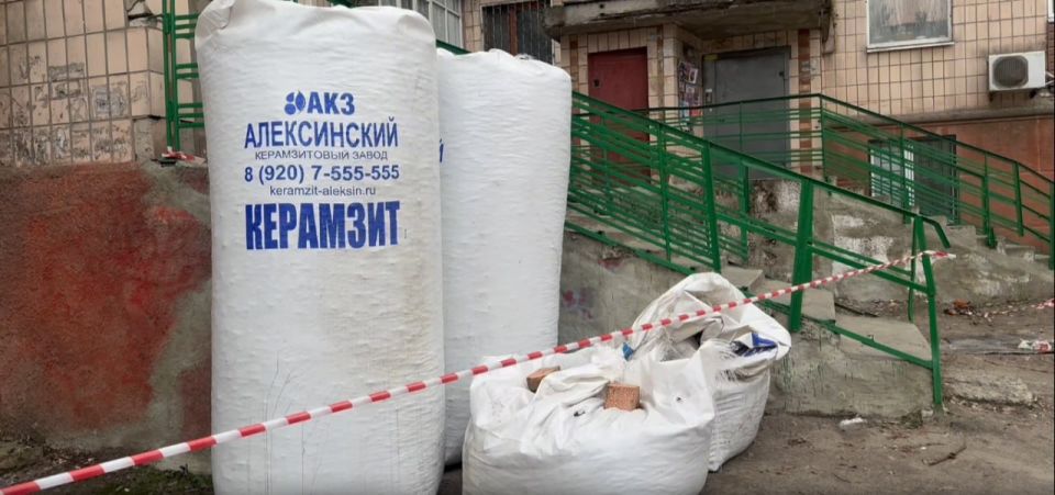 В Краснодоне продолжается капитальный ремонт кровли многоквартирного дома № 9 на улице П. Котова. Общая площадь ремонтируемой кровли составляет около 1000 квадратных метров, и работы выполняются под руководством шефа-региона...