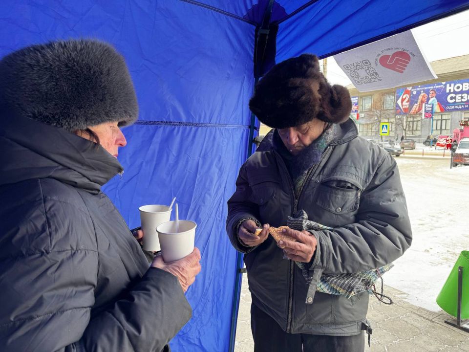 В Красном Луче стартовала благотворительная акция «Палатка Добра» («Горячий чай от горячих сердец»), направленная на поддержку жителей в период морозов