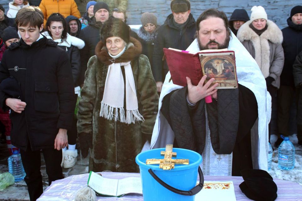 Сегодня, в светлый праздник Крещения Господня, настоятель Храма в честь Благовещения Пресвятой Богородицы протоиерей Дмитрий Притула совершил обряд водоосвящения на Краснодонском городском карьере