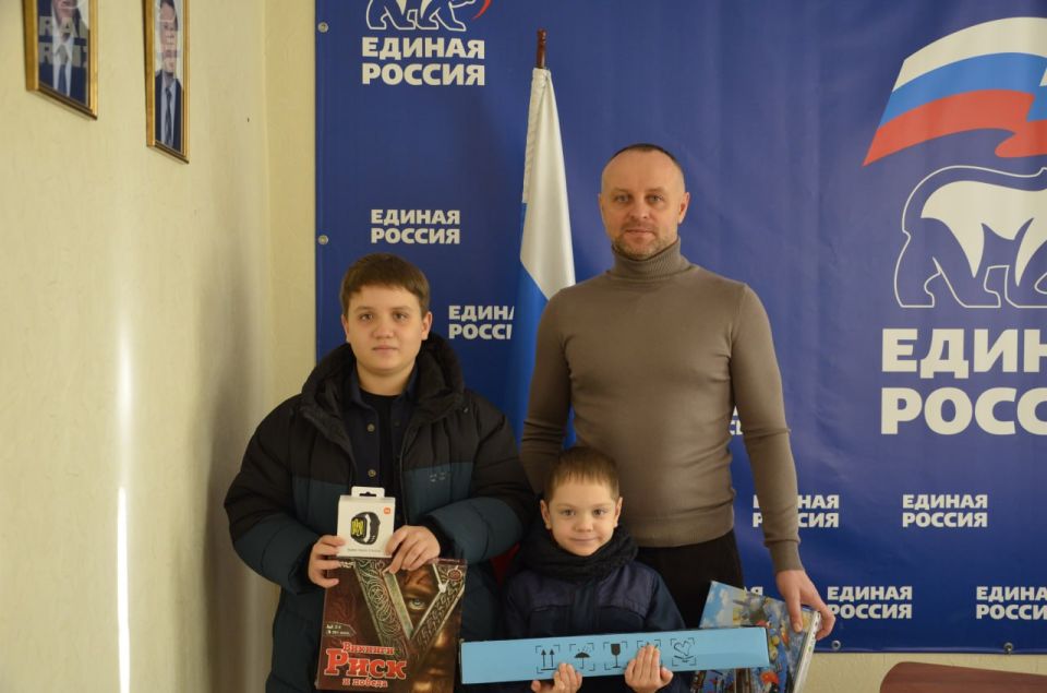 Депутат Совета Лутугинского муниципального округа исполнил новогодние желания юных жителей Лутугинского округа