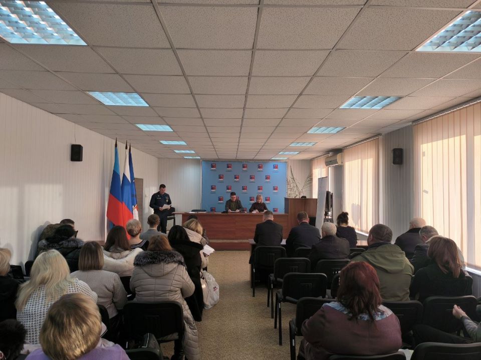 Альберт Зинченко: Сегодня совместно с председателем Совета Станично-Луганского муниципального округа Татьяной Пономаревой провели аппаратное совещание с руководителями структурных подразделений, учреждений и предприятий...