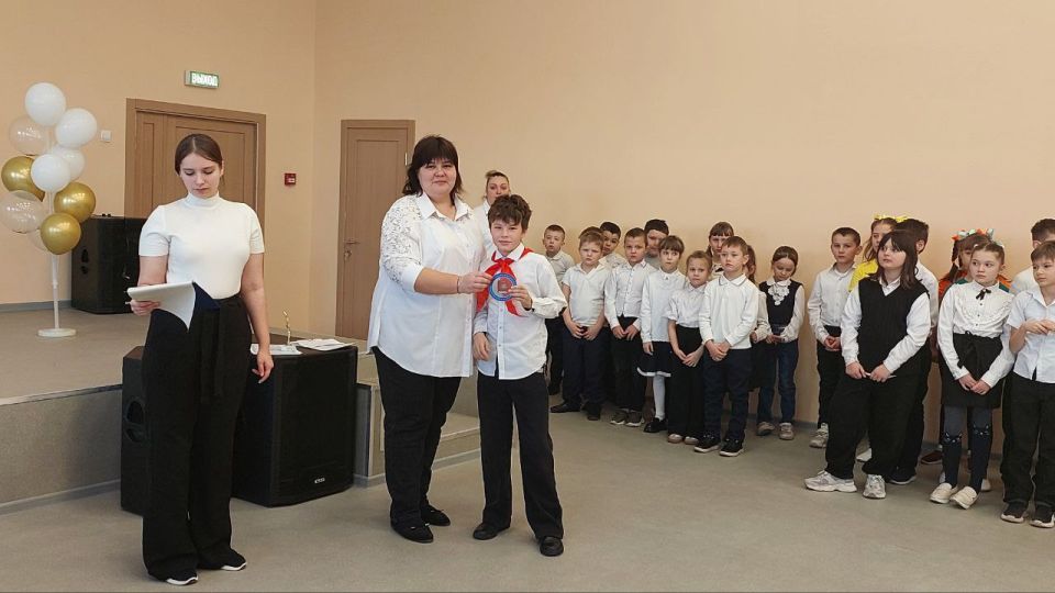 В Краснолучской школе №7, которую отремонтировал шеф-регион Республика Башкортостан, прошла праздничная линейка