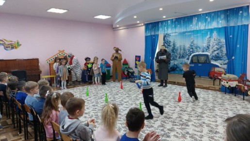 Педагоги ГБДОУ ЛНР «Беловодский ясли-сад №3 «Родничок» провели с детьми старшего дошкольного возраста развлечение "Дорожные приключения в Простоквашино" по обучению воспитанников правилам безопасного поведения на улице
