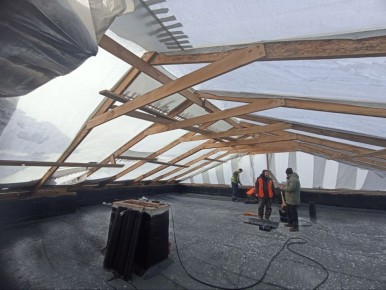 В рамках реализации специального инфраструктурного проекта в городе Краснодоне продолжаются работы по капитальному ремонту мягкой кровли многоквартирного жилого дома, расположенного по адресу: квартал Советский, дом 1....