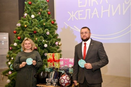 «Ёлка желаний» зажигает детские сердца!