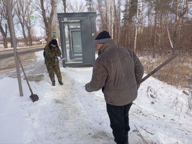 В Стаханове продолжается борьба с гололедом