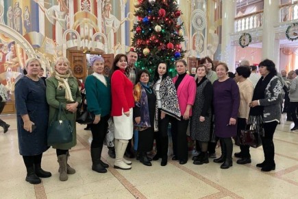 В Крещенский сочельник больше пятидесяти волонтёров пункта «Всё для Победы!» из города Свердловска отправились в Луганский академический музыкально-драматический театр им. М.Голубовича, где побывали на спектакле «Последняя...