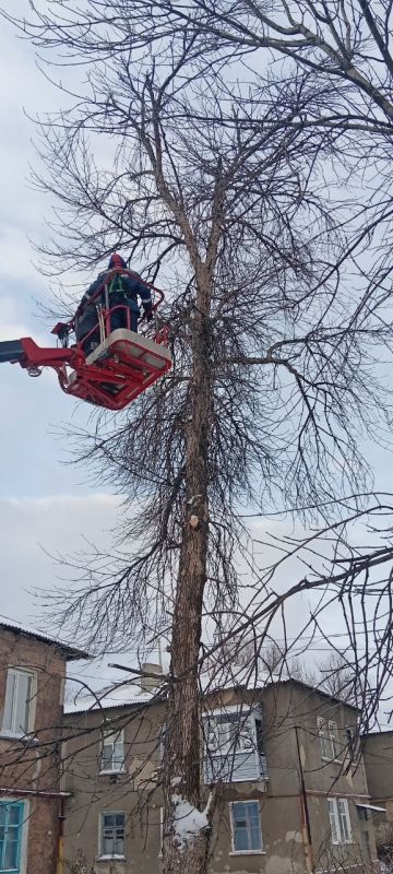 В рамках шефской помощи Краснодонскому муниципальному округу на территории ведет работу аварийная бригада АО «СУЭНКО» из Курганской области