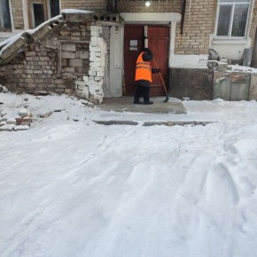 В рамках планового зимнего содержания придомовых территорий дворники Брянковского филиала НКО «Единый региональный фонд по управлению многоквартирными домами ЛНР» продолжают работу по расчистке снега и обеспечению...