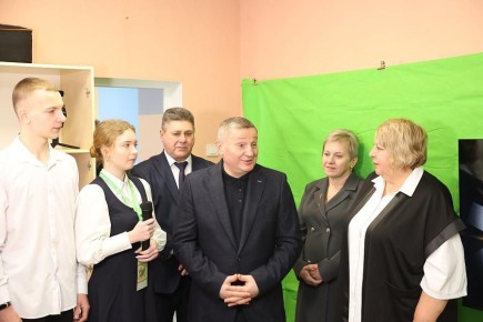 Андрей Бочаров передал Станично-Луганской гимназии оборудование для медиацентра