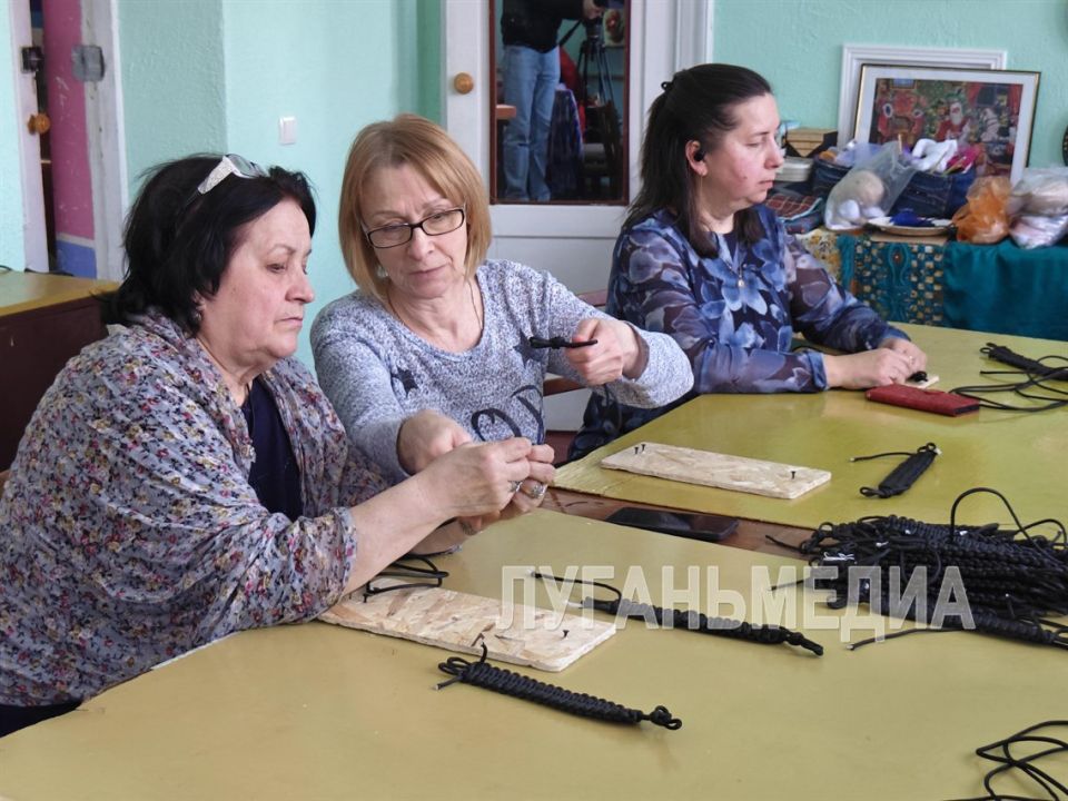 Очередную партию тактических браслетов для солдат СВО изготовили жители города Кировска