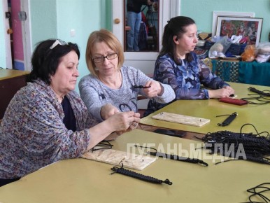 Очередную партию тактических браслетов для солдат СВО изготовили жители города Кировска