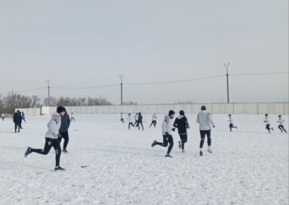 Луганские футболисты возобновили занятия на отремонтированном стадионе в пос
