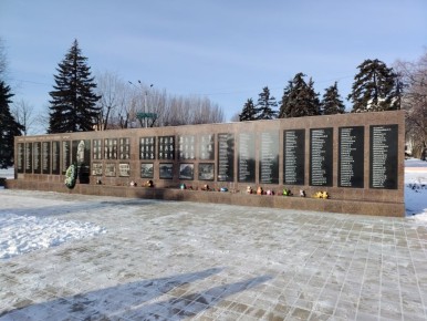 ПАМЯТЬ О ЖЕРТВАХ ОБСТРЕЛА: ПАРТИЙЦЫ, ДЕПУТАТЫ И АКТИВИСТЫ ВОЗЛОЖИЛИ ЦВЕТЫ В СТАХАНОВЕ