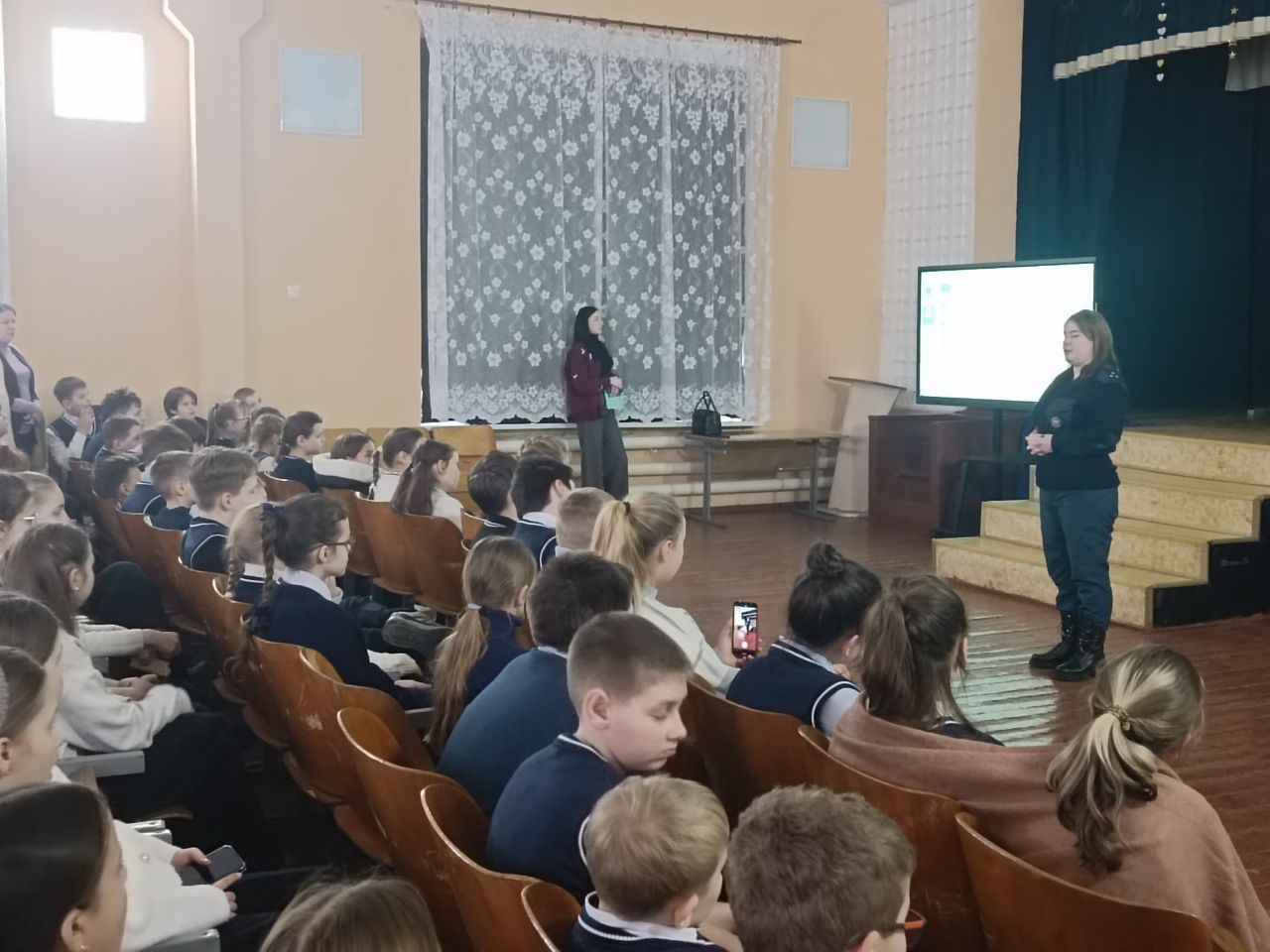 Инспекторский состав ОНД и ПР по г. Красный Луч УНД и ПР ГУ МЧС России по ЛНР продолжает проводить профилактические мероприятия в общеобразовательных учебных заведениях