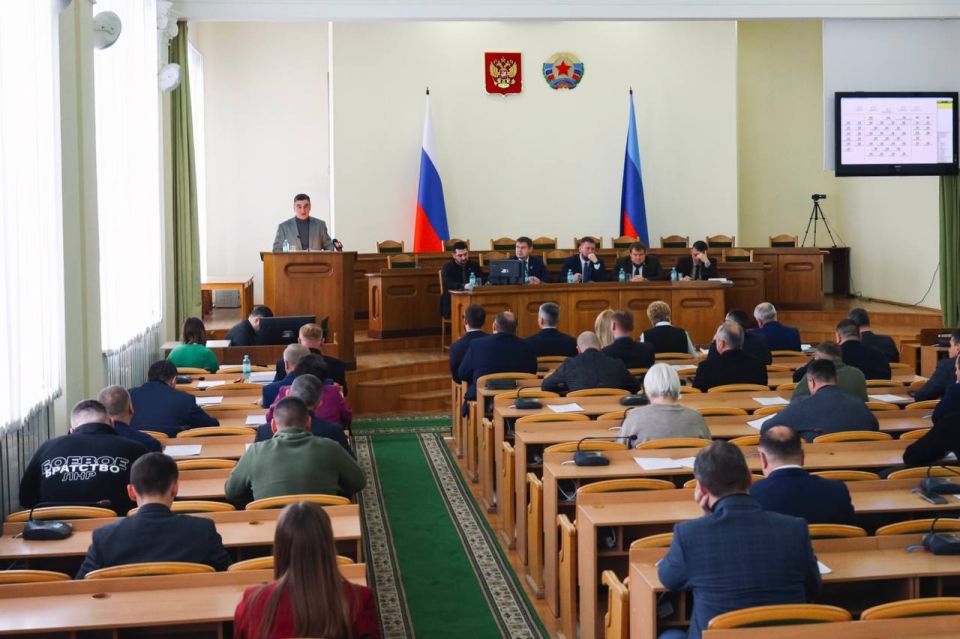 Министр промышленности и торговли Владислав Варшавский выступил на «правительственном часе» в Народном Совете ЛНР