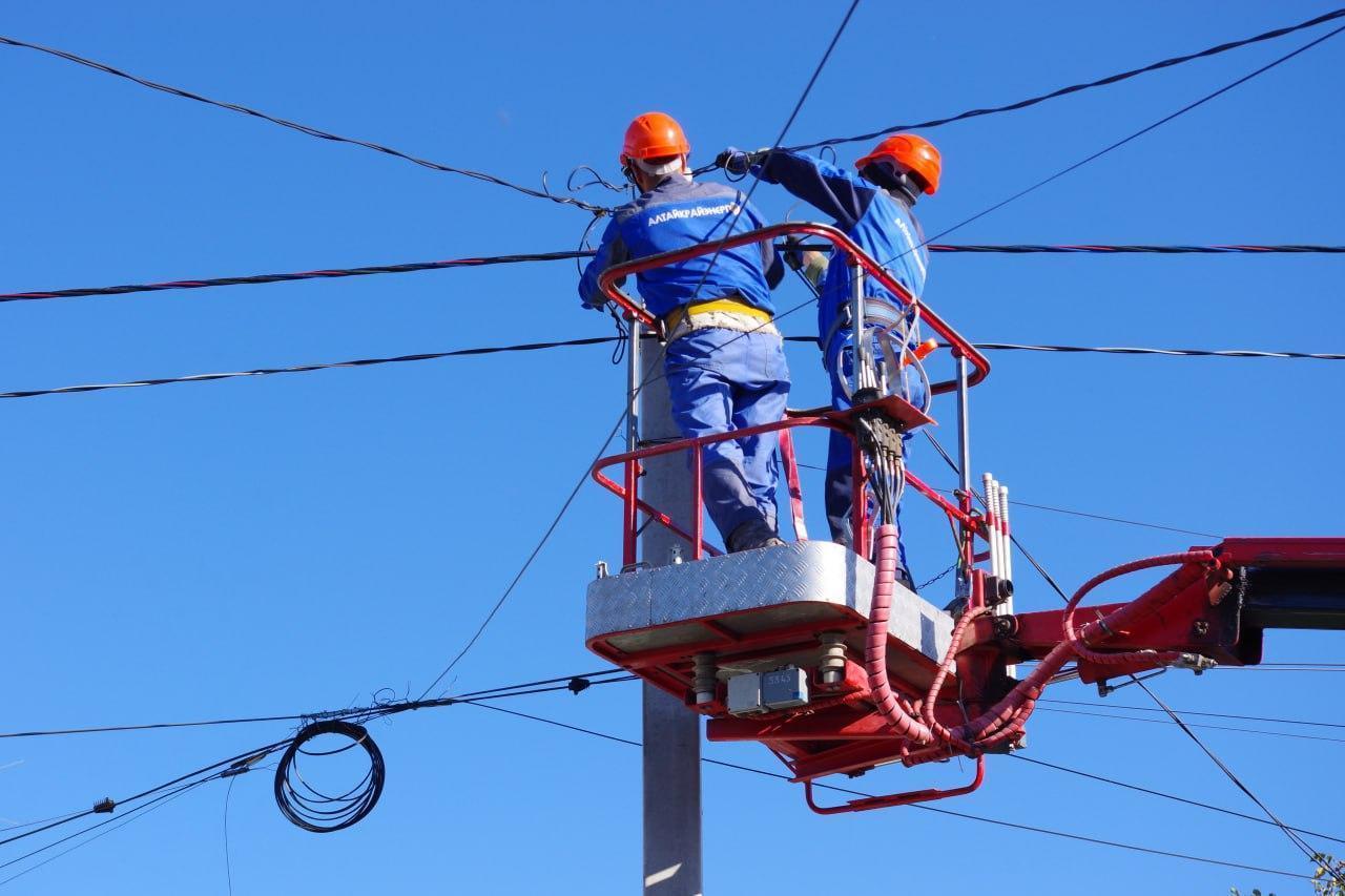 30 аварий на электросетях Славяносербщины ликвидировали специалисты из Алтайского края за первые недели этого года